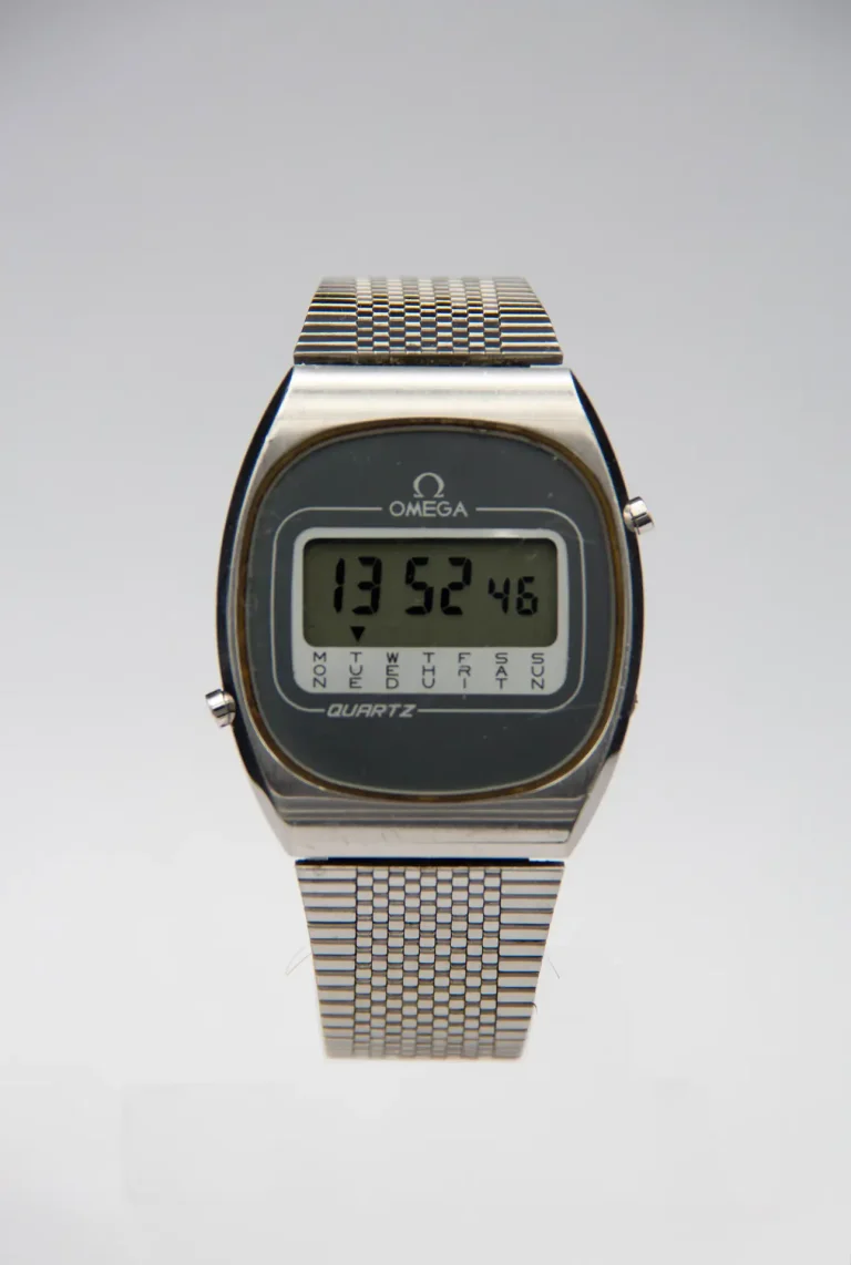 Omega Digital LCD — montre de luxe d'occasion