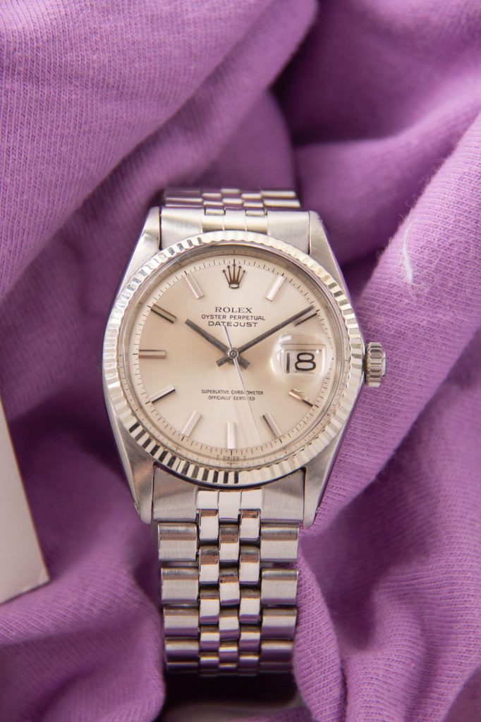 Rolex Datejust 1601 acier à lunette cannelée, numéro de série gravé entre les cornes sous le bracelet