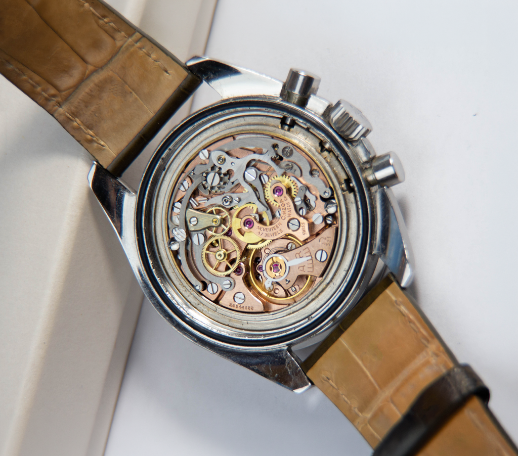 Numéro de série gravé sur le pont d'un calibre Omega 321, fond de Speedmaster ouvert