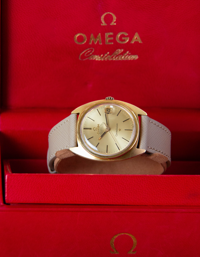Omega Constellation C-Shape 18kt Gold NOS Condition — montre de luxe d'occasion, vue 2